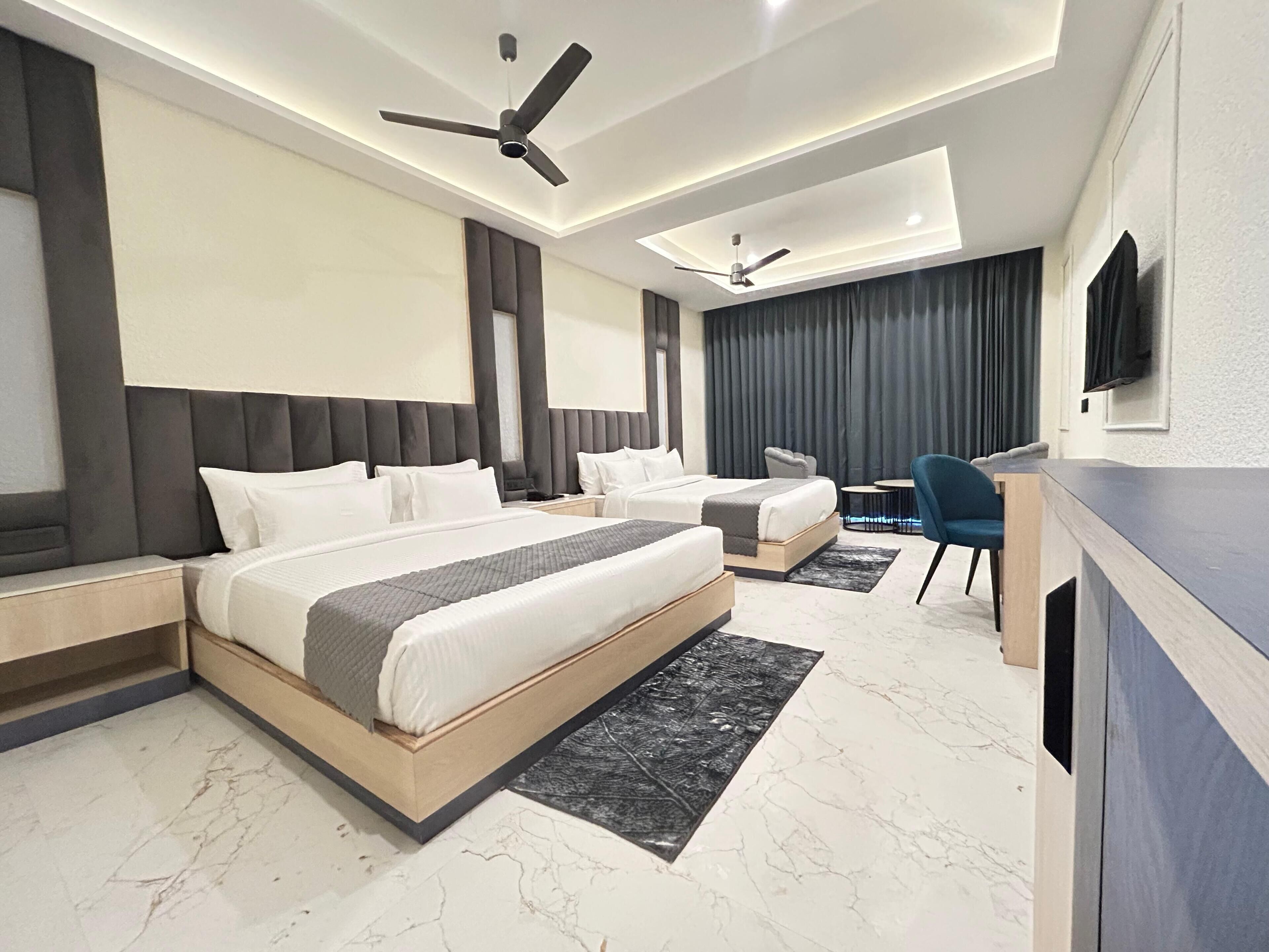 Family Room, Multiple Beds, Balcony, Mountain View | Premium bedding, down comforters, Select Comfort beds, minibar