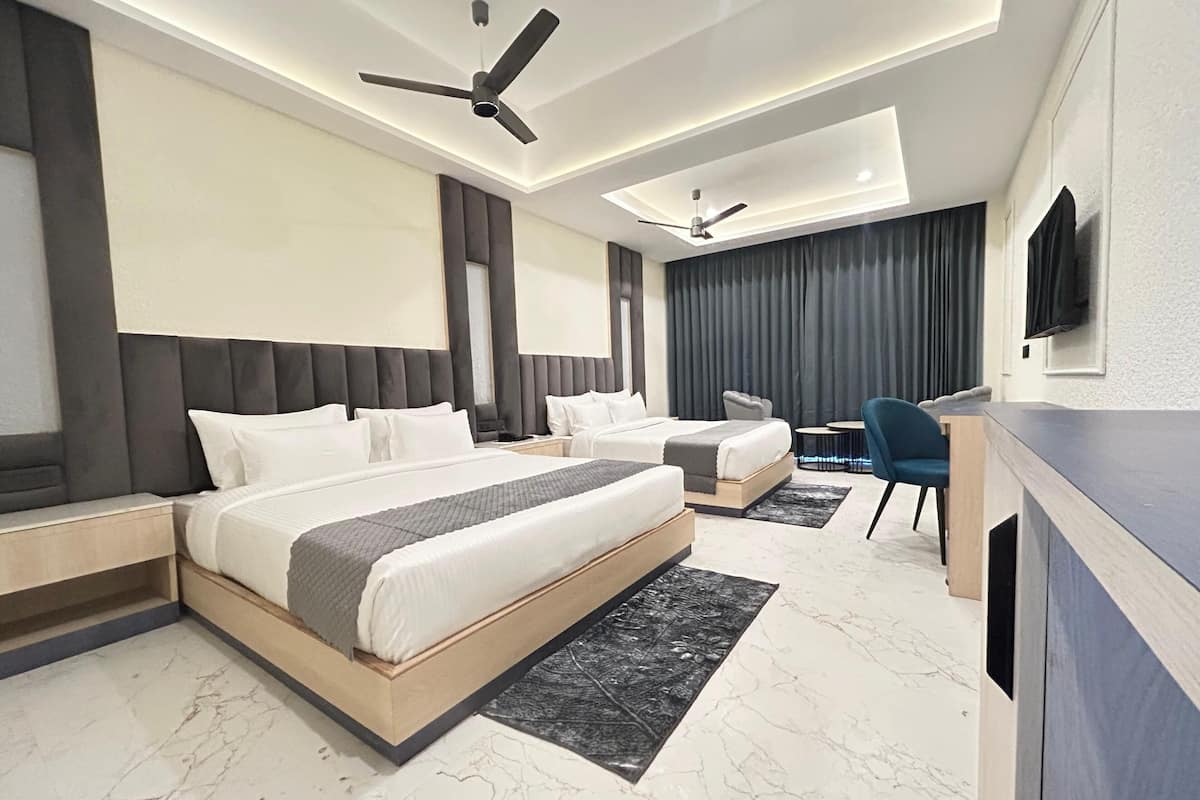 Family Room, Multiple Beds, Balcony, Mountain View | Premium bedding, down comforters, Select Comfort beds, minibar