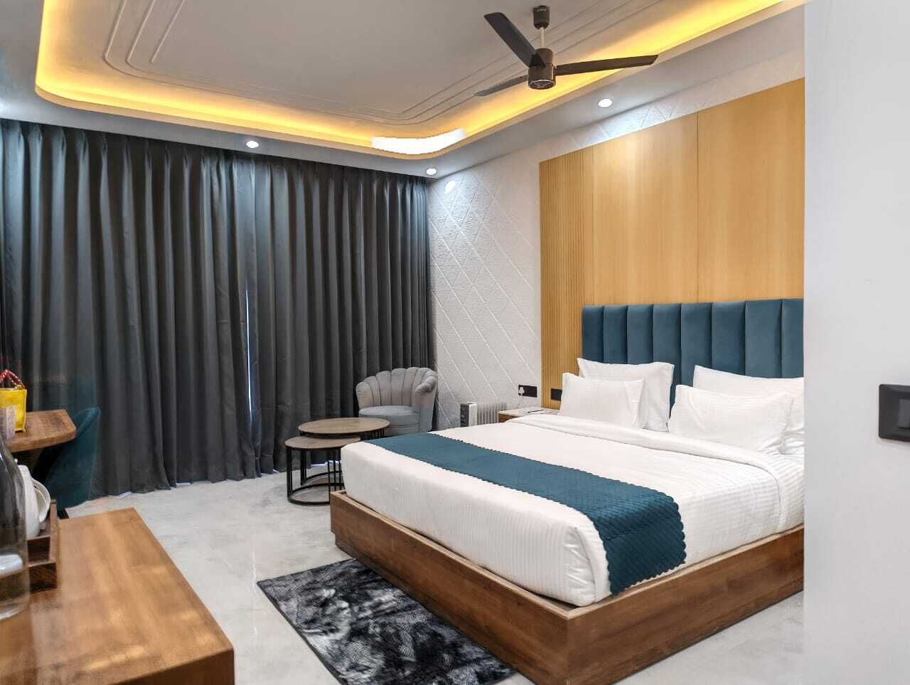 Executive Room, 1 King Bed, Balcony, Mountain View | Premium bedding, down comforters, Select Comfort beds, minibar