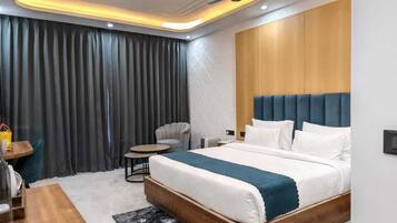 Executive Room, 1 King Bed, Balcony, Mountain View | Premium bedding, down comforters, Select Comfort beds, minibar