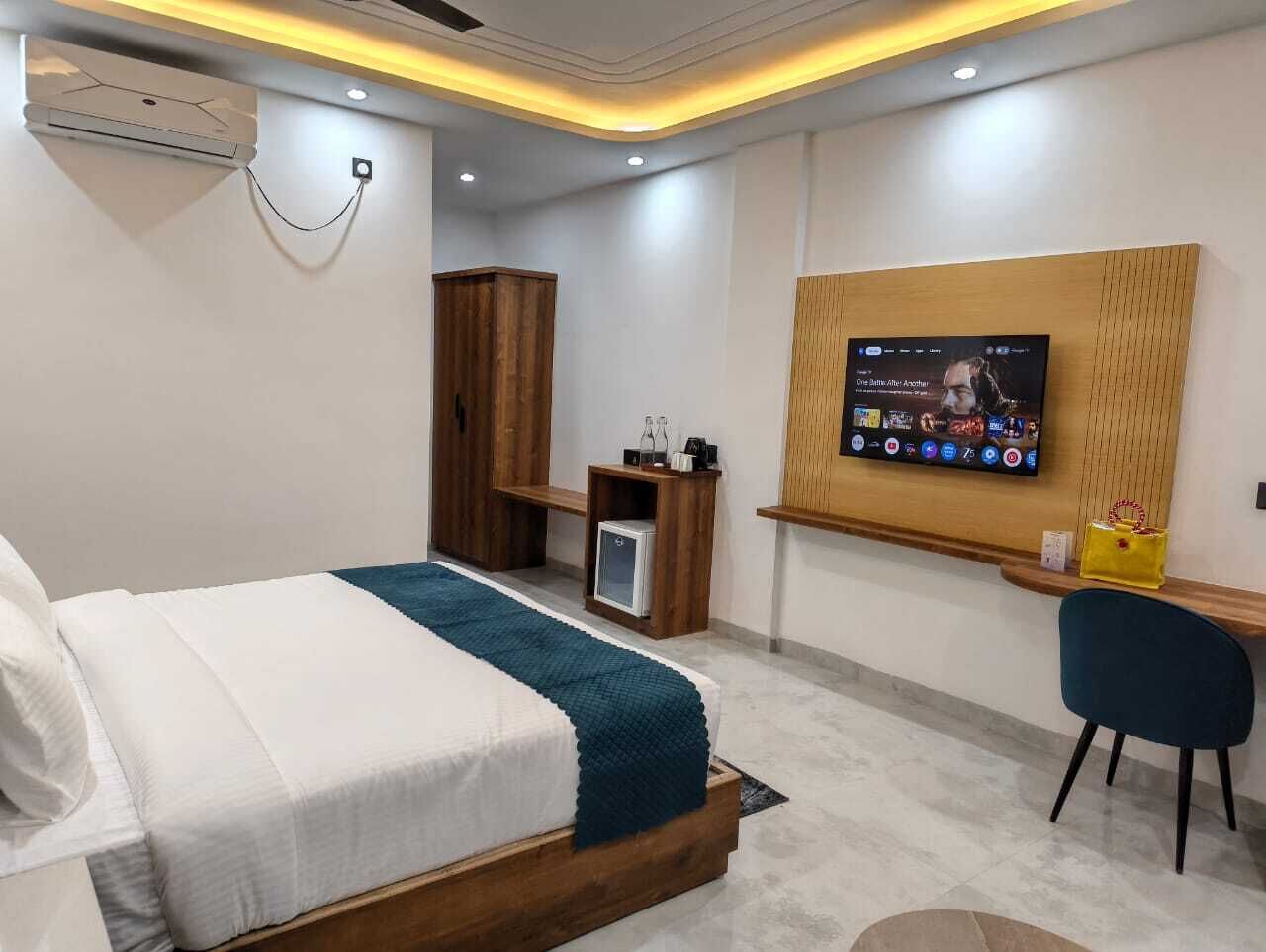 Executive Room, 1 King Bed, Balcony, Mountain View | Premium bedding, down comforters, Select Comfort beds, minibar