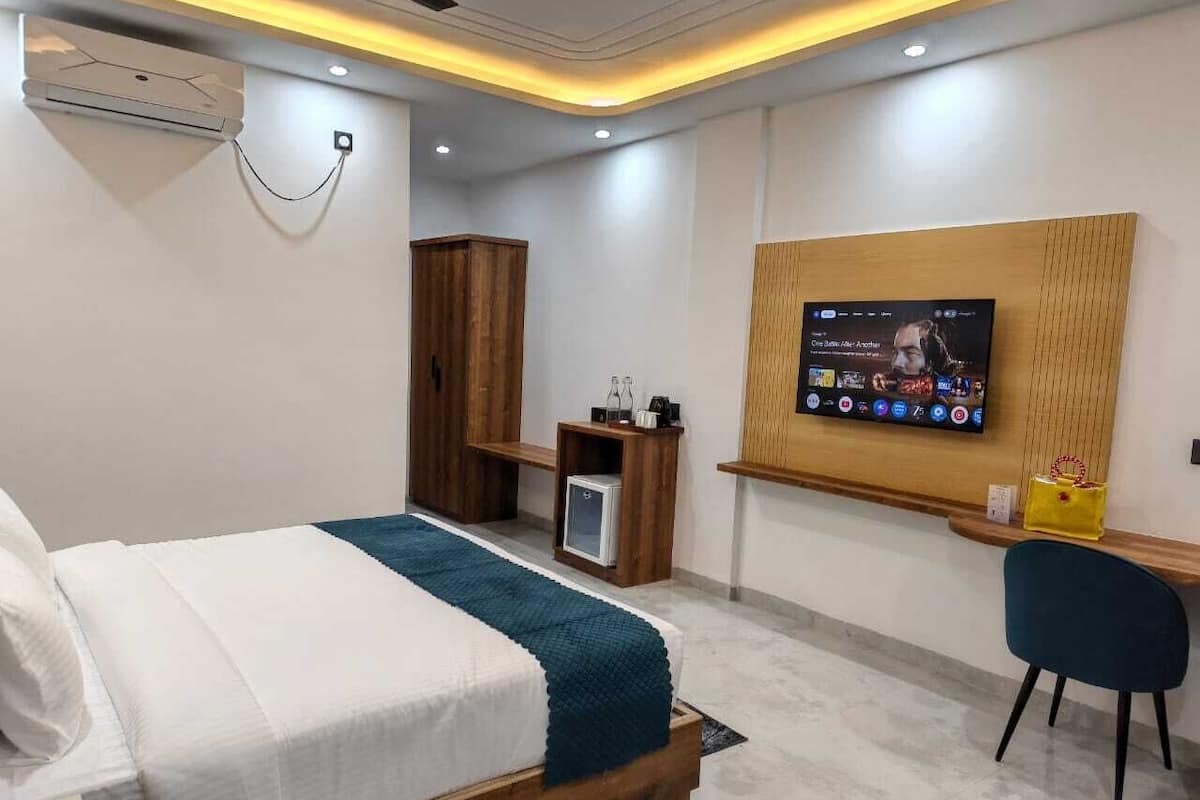 Executive Room, 1 King Bed, Balcony, Mountain View | Premium bedding, down comforters, Select Comfort beds, minibar