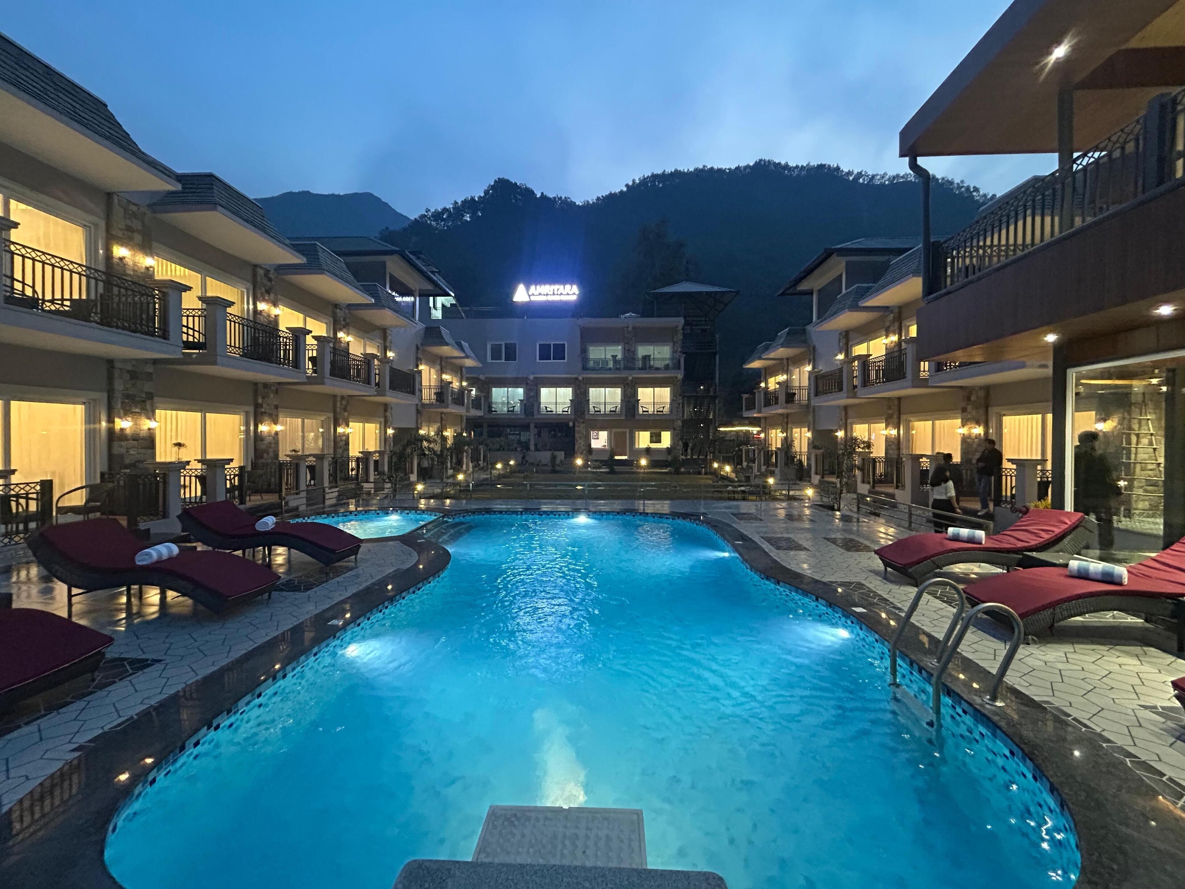 室外游泳池，開放時間為 10:00 至 19:00，提供日光浴躺椅