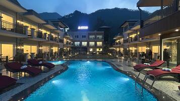 Una piscina al aire libre (de 10:00 a 19:00), tumbonas