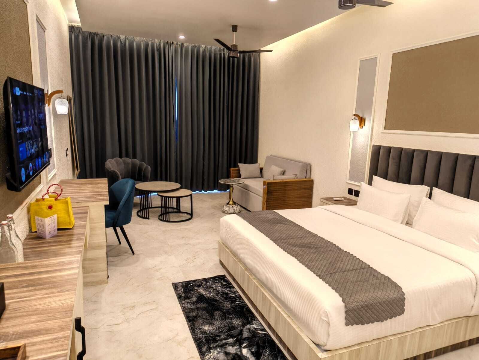 Premium Room, 1 King Bed, Balcony, Garden View | Premium bedding, down comforters, Select Comfort beds, minibar