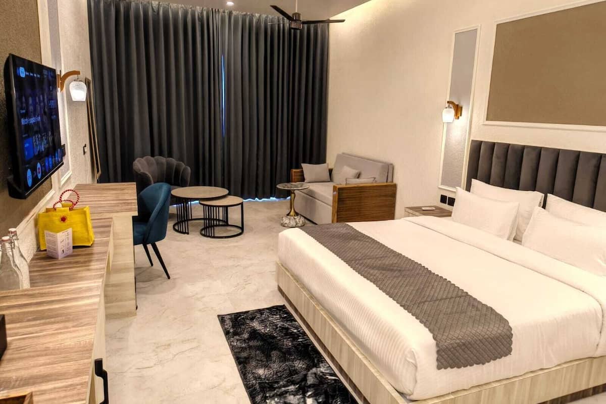 Premium Room, 1 King Bed, Balcony, Garden View | Premium bedding, down comforters, Select Comfort beds, minibar