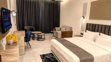 Premium Room, 1 King Bed, Balcony, Garden View | Premium bedding, down comforters, Select Comfort beds, minibar
