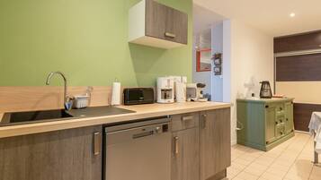 Een koelkast, een magnetron, een oven, een kookplaat