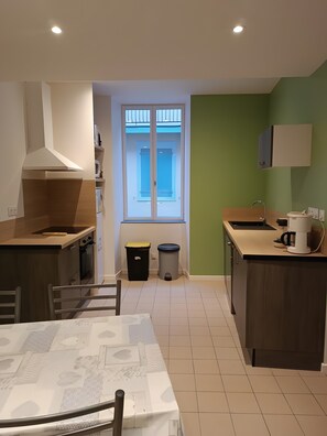 Kylskåp, mikrovågsugn, ugn och spishäll