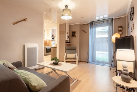 テレビ. Apartment T2 "Les Pyrénées" – Close to Town Center and Thermal Baths