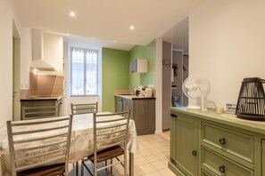 Dining - Apartment T2 "Les Pyrénées" – Close to Town Center and Thermal Baths (Bagnères-de-Bigorre)