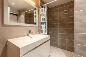 Shower, hair dryer - Apartment T2 "Les Pyrénées" – Close to Town Center and Thermal Baths (Bagnères-de-Bigorre)