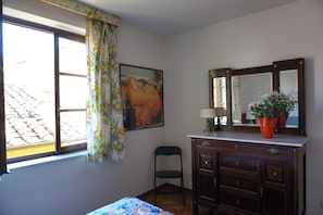 4 bedrooms, iron/ironing board, Internet, bed sheets