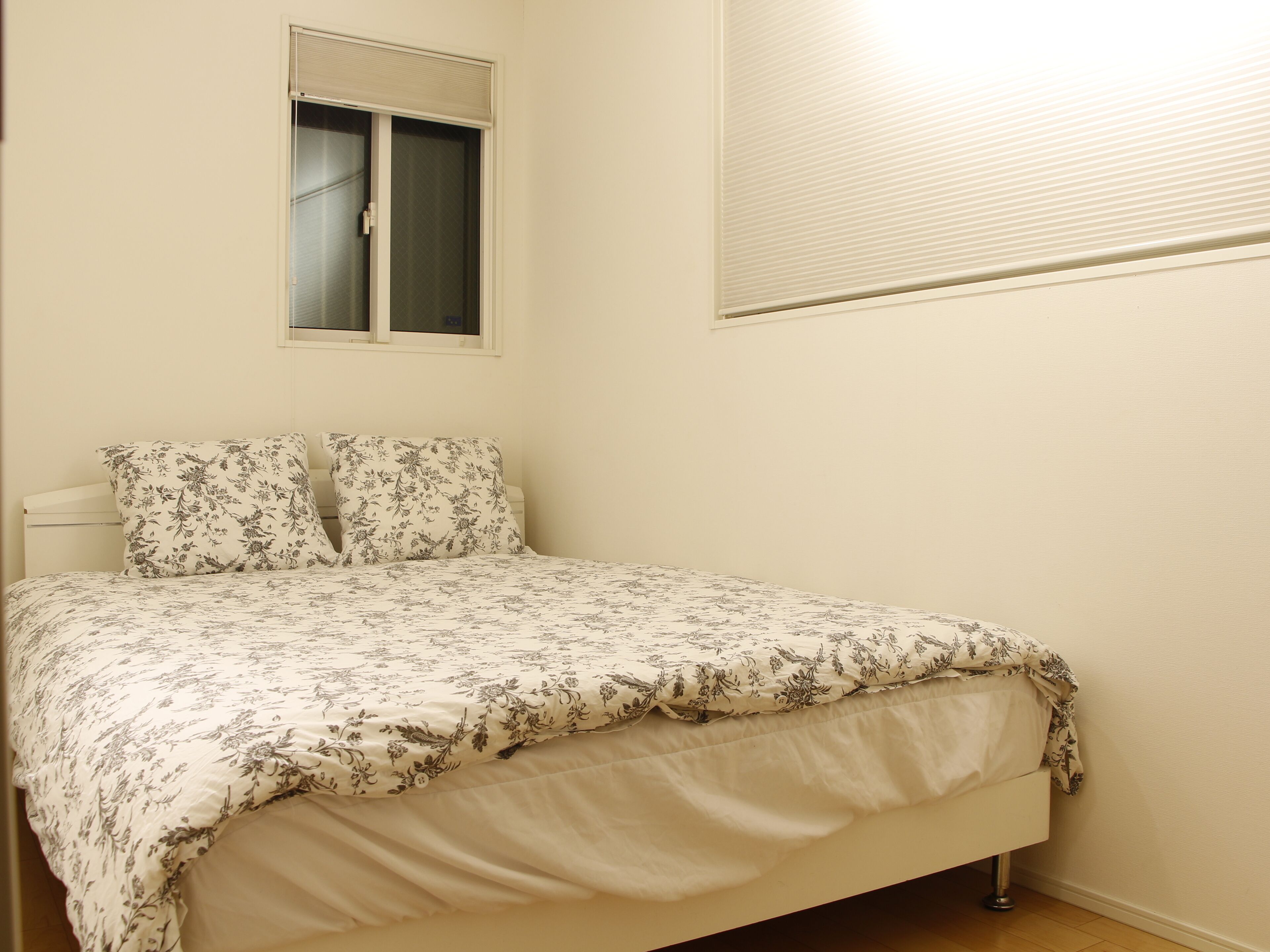 Tabla de planchar con plancha, wifi y ropa de cama 