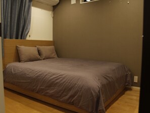 Tabla de planchar con plancha, wifi y ropa de cama 