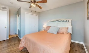 Signature-Apartment, 2 Schlafzimmer, Poolzugang | Individuell dekoriert, individuell eingerichtet, Bügeleisen/Bügelbrett