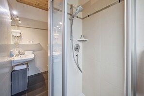 Secador de pelo, toallas, jabón y papel higiénico