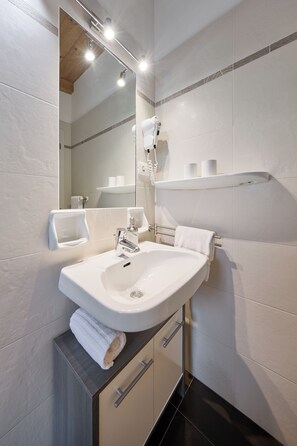 Hair dryer, towels, soap, toilet paper - Cozy apartment in Kaltern am See, attic, 2+2 persons, central location (Kaltern)