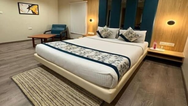 Una camera da letto moderna con un letto grande, una scrivania e una sedia.