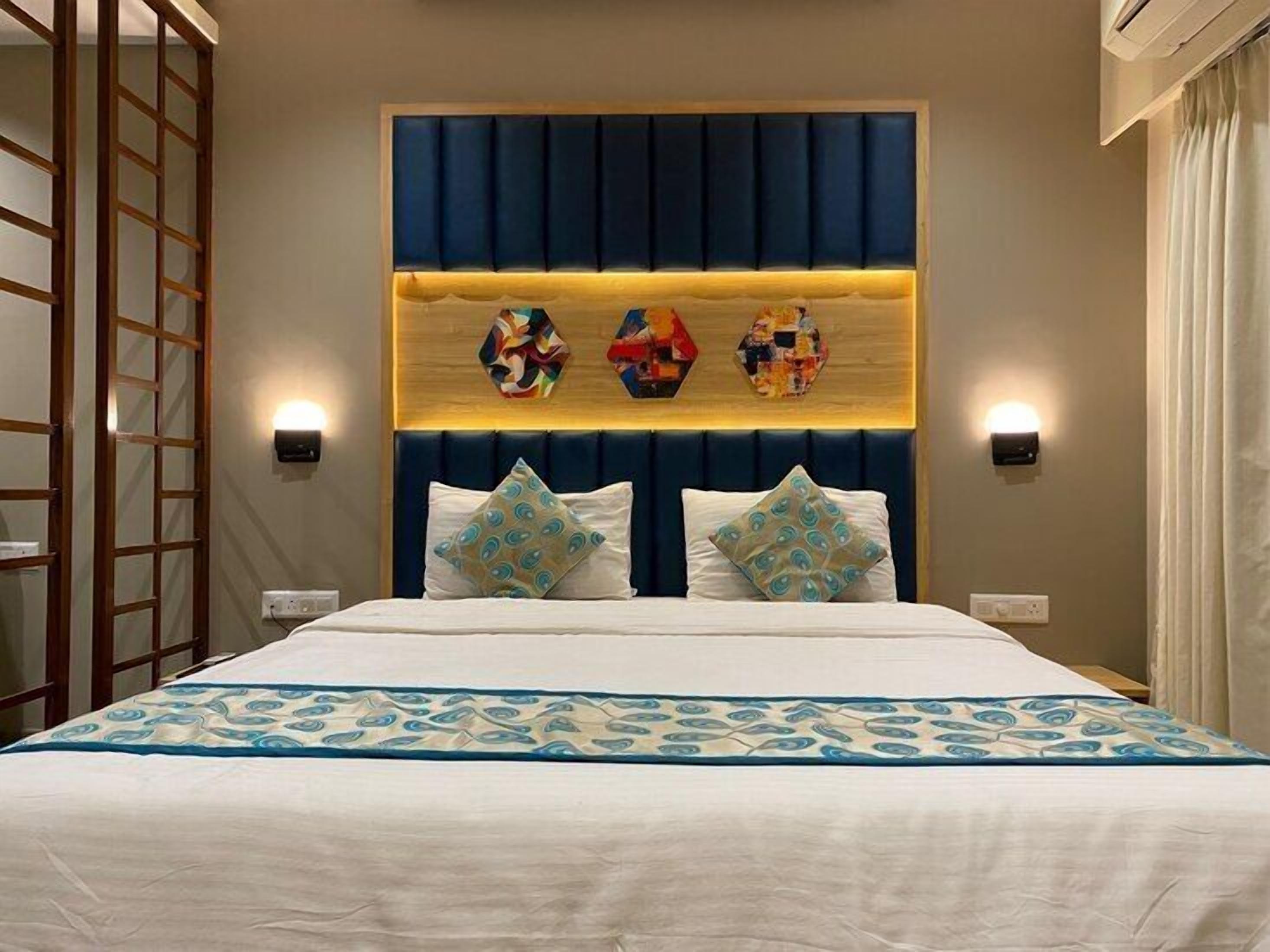 Suite | Desk, free WiFi