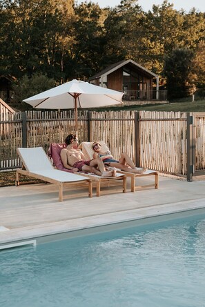 Piscine extérieure en saison