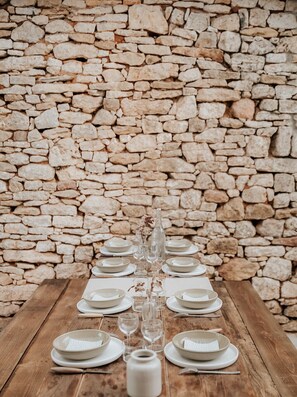 Breakfast, lunch, dinner served; French cuisine, pool views  - Domaine Saint-Amand (Saint-Amand-de-Coly)