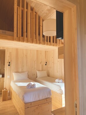 Superior Cabin, 2 Bedrooms, Kitchen, Garden View | Bathroom - Domaine Saint-Amand (Saint-Amand-de-Coly)