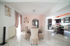Dining - Villa Thea (Moires)
