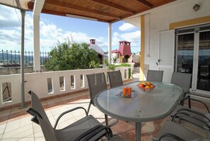 Outdoor dining - Villa Thea (Moires)