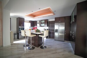 冷蔵庫、電子レンジ、オーブン、コンロ