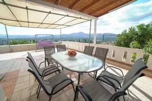 Outdoor dining - Villa Thea (Moires)