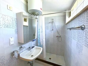 Dusche, Handtücher, Seife, Toilettenpapier