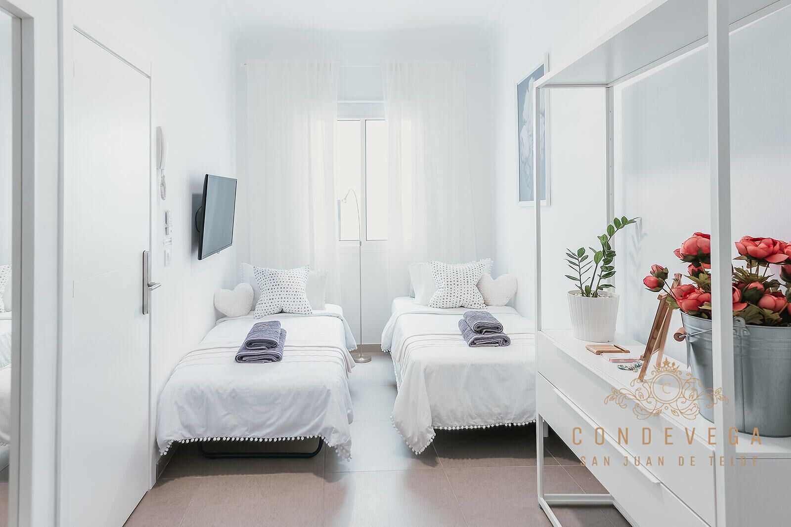 Habitació quàdruple familiar, pati, vistes al pati | Cobrellits, decoració individual i mobiliari individual 