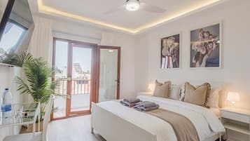 Habitación doble Confort, balcón, vista parcial al océano | Edredón, decoración personalizada y muebles diferentes