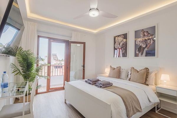Kamar Double Comfort, balkon, pemandangan laut sebagian | Selimut bulu angsa, tirai kedap cahaya, dan setrika/meja setrika