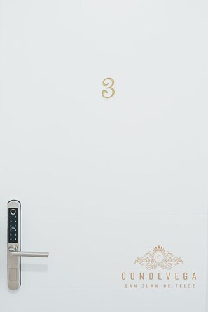 Familie vierpersoonskamer, terras, uitzicht op de binnenplaats | Interieur