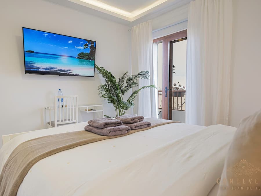 Comfort dubbelrum - balkong - viss havsutsikt | Duntäcken, individuell inredning, unika möbler och mörkläggningsgardiner