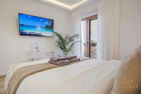 Habitación Confort doble, balcón, vistas parciales al mar | Edredones de plumas, decoración individual, mobiliario individual. VvCondevega