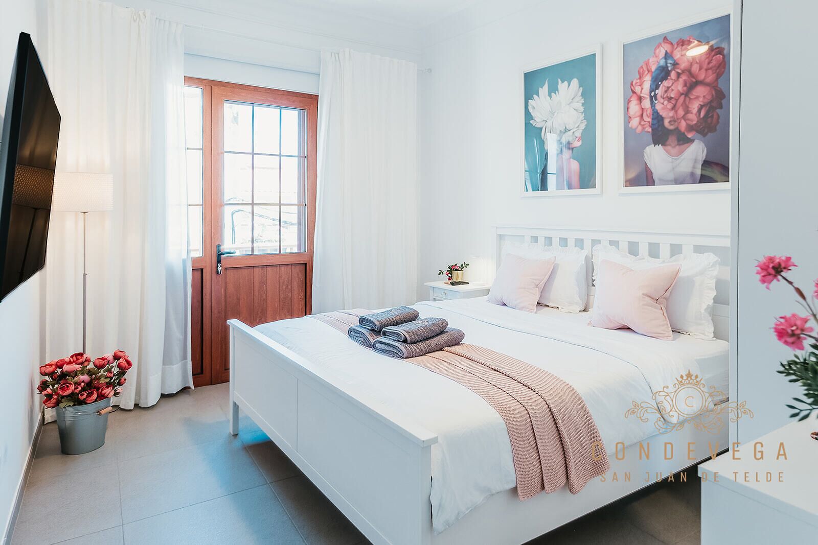 Habitació doble Deluxe, balcó, vistes parcials a l'oceà | Cobrellits, decoració individual i mobiliari individual 