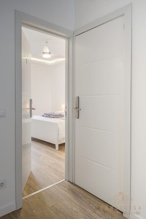 Quarto casal conforto, sacada, vista parcial para o oceano | Parte interna