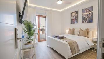 Comfort tweepersoonskamer, balkon, gedeeltelijk uitzicht op oceaan | Donsdekens, individueel gedecoreerd, individueel gemeubileerd