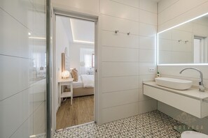 Phòng 4 Elite, quang cảnh sân vườn | Phòng tắm | Buồng tắm vòi sen, đồ dùng nhà tắm miễn phí, máy sấy tóc 