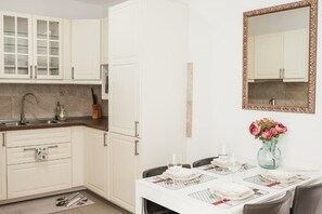 Frigorífic, microones, cafetera exprés i cafetera i tetera 