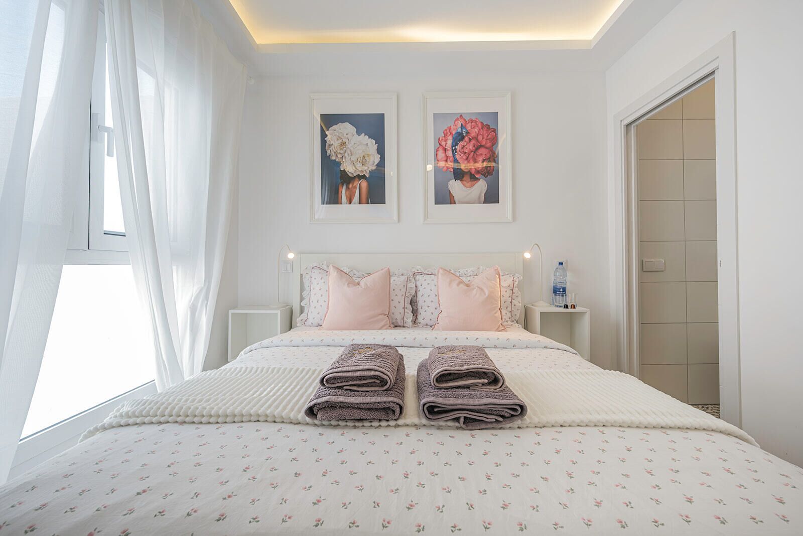 Habitació doble estàndard, vistes al pati | Cobrellits, decoració individual i mobiliari individual 