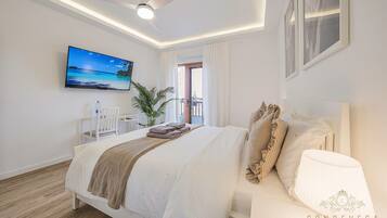 Kamar Double Comfort, balkon, pemandangan laut sebagian | Selimut bulu angsa dan didekorasi berbeda-beda