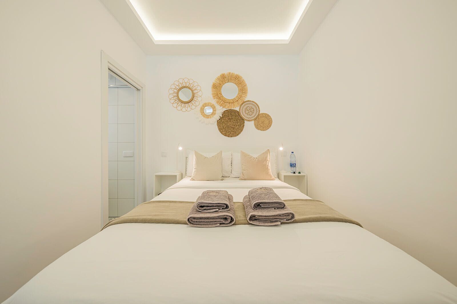 Habitació doble econòmica | Cobrellits, decoració individual i mobiliari individual 