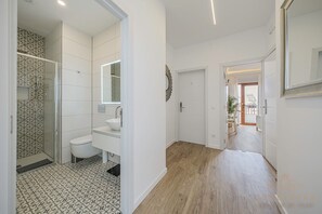 Comfort Double Room, Balcony, Partial Ocean View | Bathroom