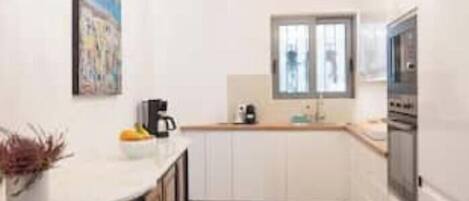 Een microgolfoven, een oven, een vaatwasser