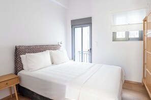 3 bedrooms, iron/ironing board, free WiFi, bed sheets - Bright Urban Retreat in Athens (Athens)