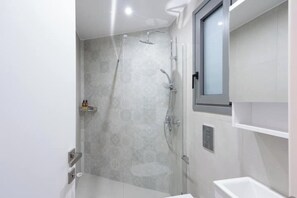 Shower, hair dryer, towels, soap - Bright Urban Retreat in Athens (Athens)